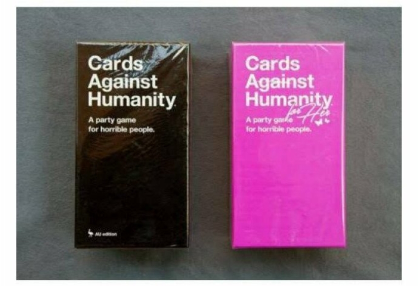 Absurdo de las mujeres y de los hombres de los productos en los estantes