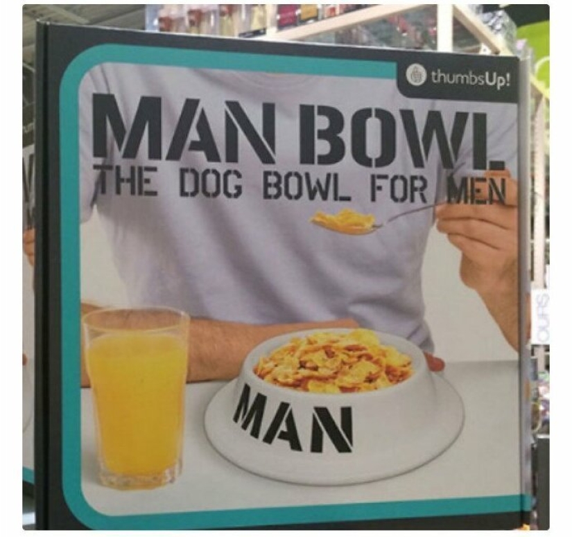 Absurdo de las mujeres y de los hombres de los productos en los estantes