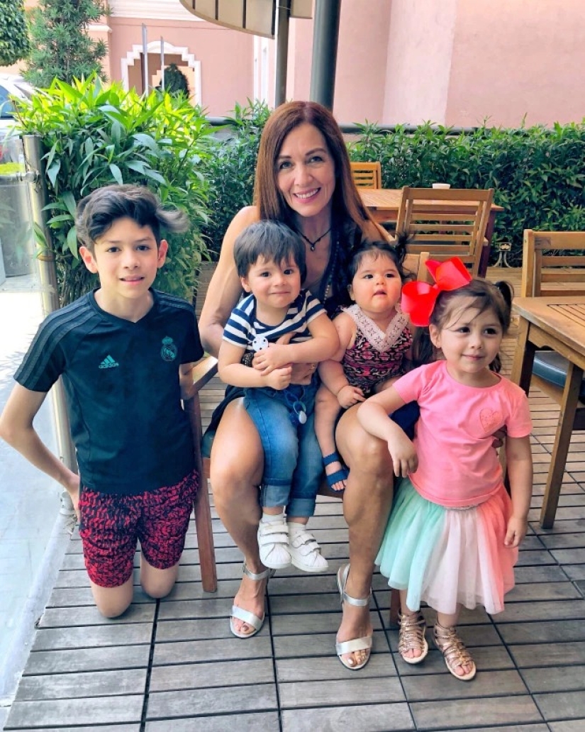 Abuela con granos de pimienta: una esbelta mujer estadounidense es confundida con la hermana de su hija