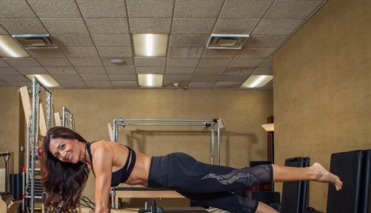 Abuela con granos de pimienta: una esbelta mujer estadounidense es confundida con la hermana de su hija