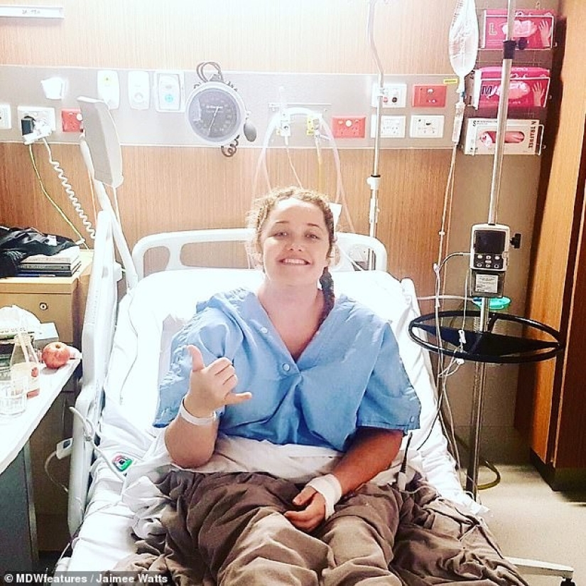 Adiós, tetas! Las chicas organizaron una fiesta para una amiga a la que le extirparon los senos debido a la amenaza de cáncer Adiós, tetas! Las chicas organizaron una fiesta para una amiga a la que le extirparon los senos debido a la amenaza de cáncer