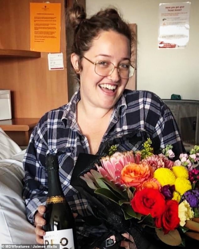 Adiós, tetas! Las chicas organizaron una fiesta para una amiga a la que le extirparon los senos debido a la amenaza de cáncer Adiós, tetas! Las chicas organizaron una fiesta para una amiga a la que le extirparon los senos debido a la amenaza de cáncer