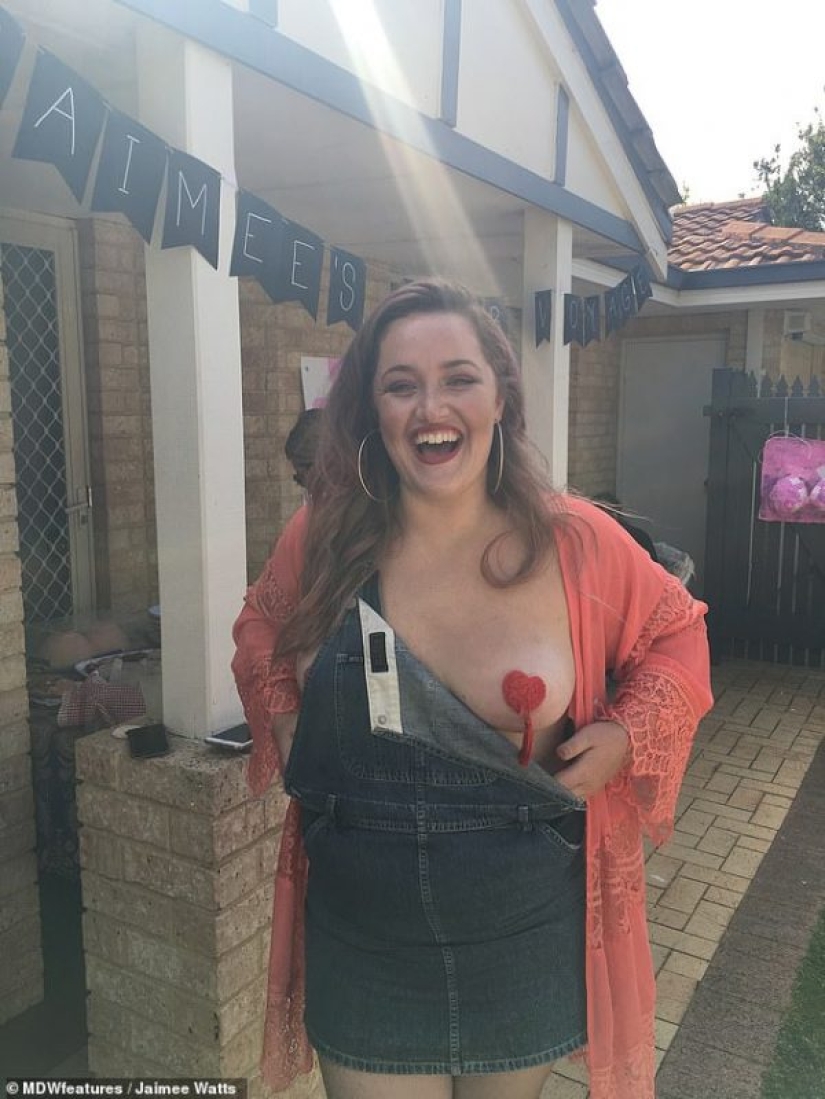 Adiós, tetas! Las chicas organizaron una fiesta para una amiga a la que le extirparon los senos debido a la amenaza de cáncer Adiós, tetas! Las chicas organizaron una fiesta para una amiga a la que le extirparon los senos debido a la amenaza de cáncer