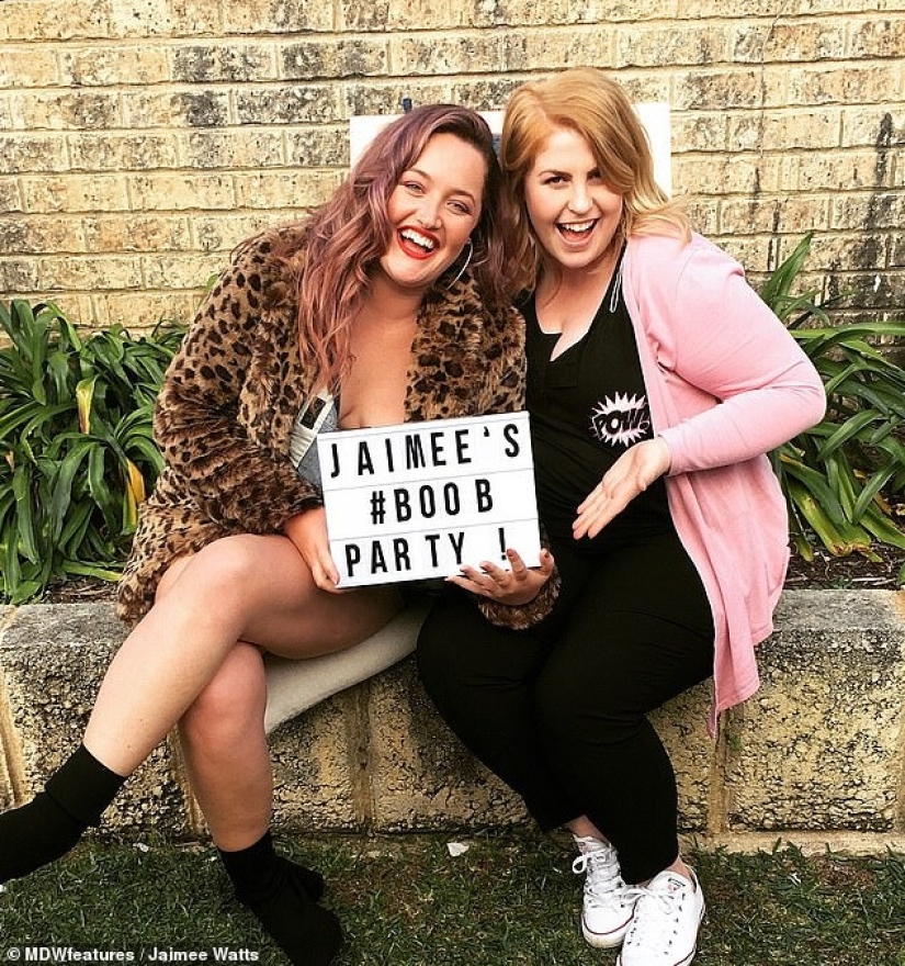 Adiós, tetas! Las chicas organizaron una fiesta para una amiga a la que le extirparon los senos debido a la amenaza de cáncer Adiós, tetas! Las chicas organizaron una fiesta para una amiga a la que le extirparon los senos debido a la amenaza de cáncer