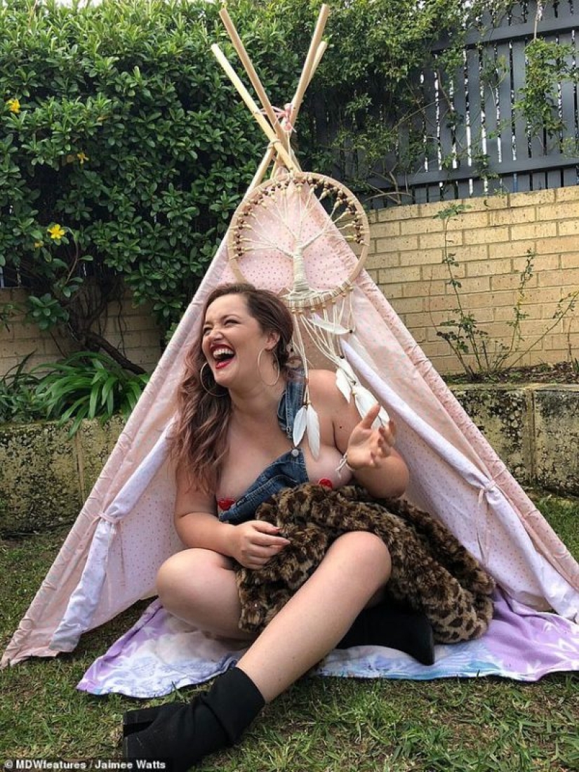 Adiós, tetas! Las chicas organizaron una fiesta para una amiga a la que le extirparon los senos debido a la amenaza de cáncer Adiós, tetas! Las chicas organizaron una fiesta para una amiga a la que le extirparon los senos debido a la amenaza de cáncer