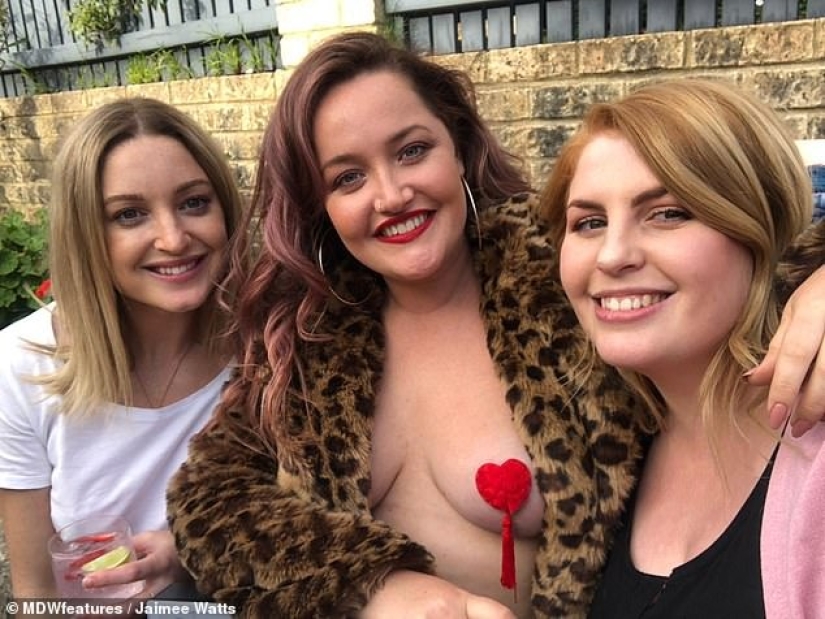 Adiós, tetas! Las chicas organizaron una fiesta para una amiga a la que le extirparon los senos debido a la amenaza de cáncer Adiós, tetas! Las chicas organizaron una fiesta para una amiga a la que le extirparon los senos debido a la amenaza de cáncer