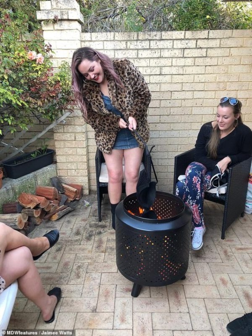 Adiós, tetas! Las chicas organizaron una fiesta para una amiga a la que le extirparon los senos debido a la amenaza de cáncer Adiós, tetas! Las chicas organizaron una fiesta para una amiga a la que le extirparon los senos debido a la amenaza de cáncer