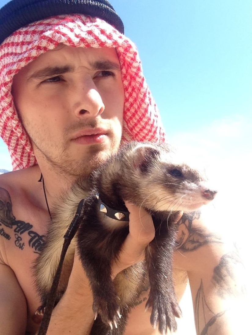 After the tragic death of loved ones, the guy sold everything to travel the world with a ferret