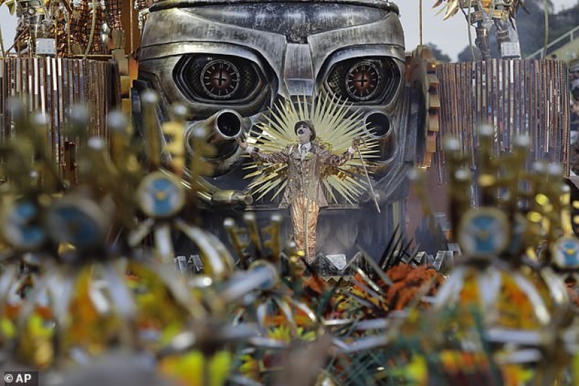 Al ritmo incendiario de la samba: el espectáculo más brillante del año es el colorido carnaval de Río de Janeiro