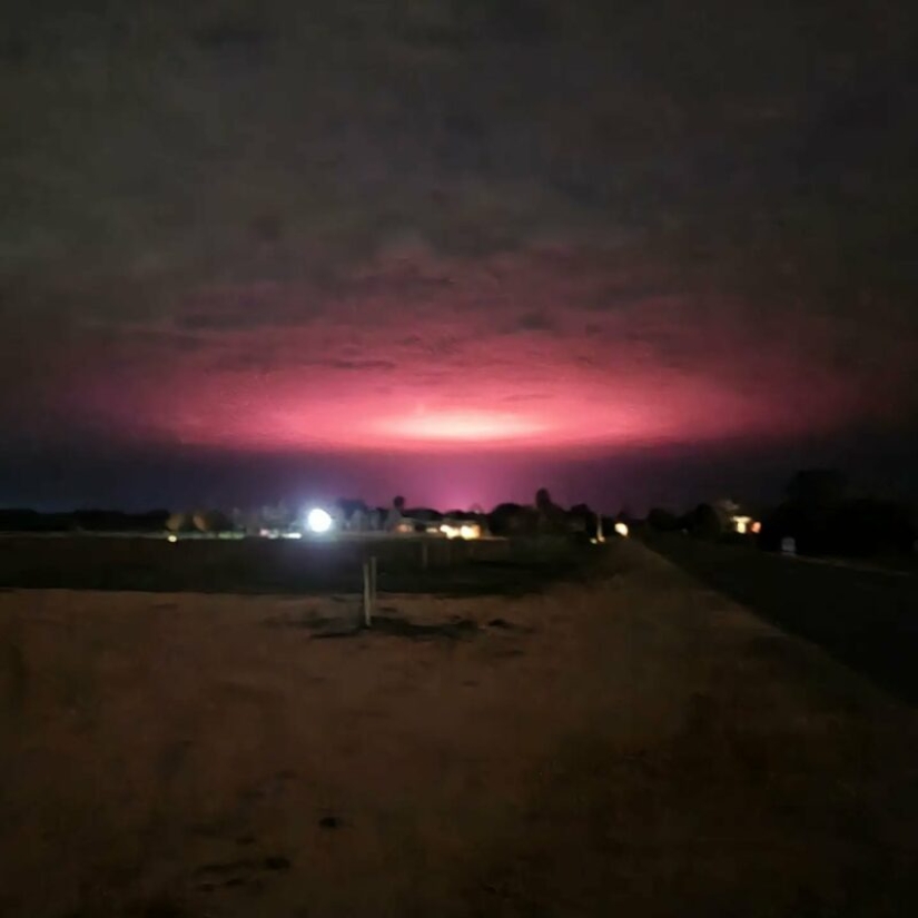 Aliens or chemistry? Why a bright pink "portal" appeared over Australia