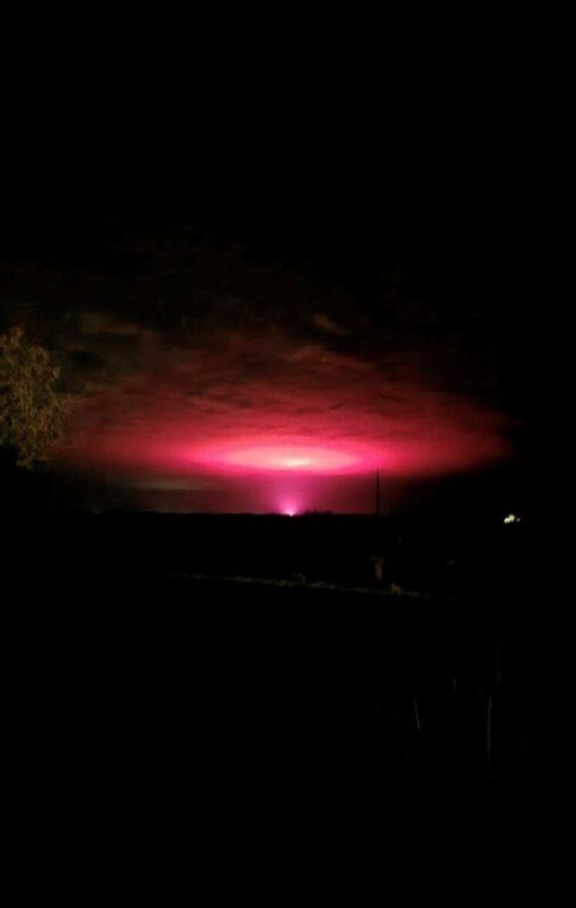 Aliens or chemistry? Why a bright pink "portal" appeared over Australia