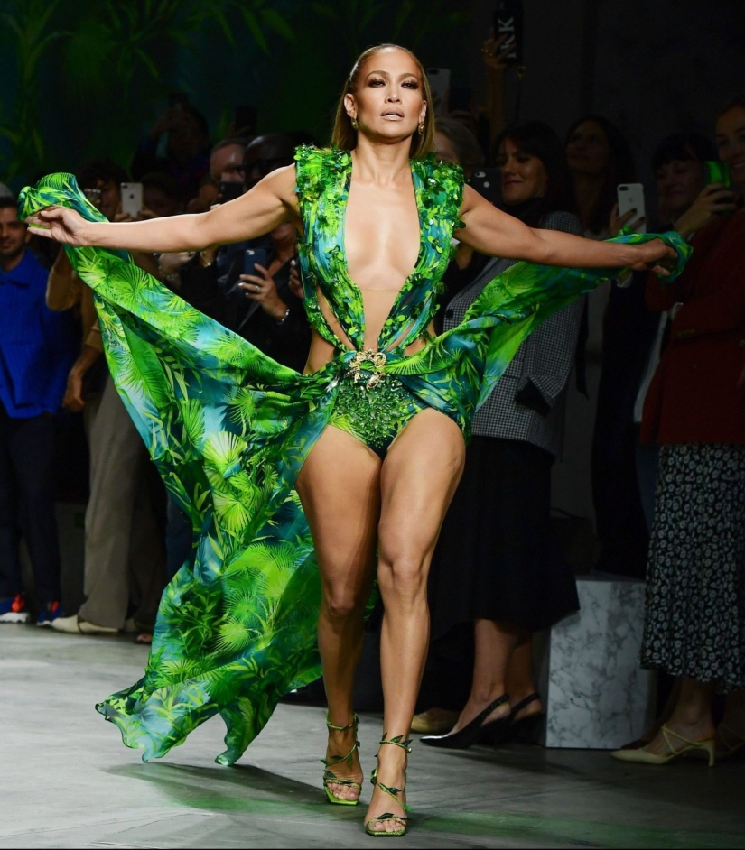 Always beautiful: 50-year-old Jennifer Lopez shone in Milan in a green outfit, just like 19 years ago