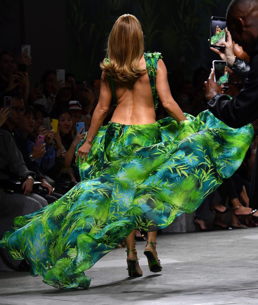 Always beautiful: 50-year-old Jennifer Lopez shone in Milan in a green outfit, just like 19 years ago