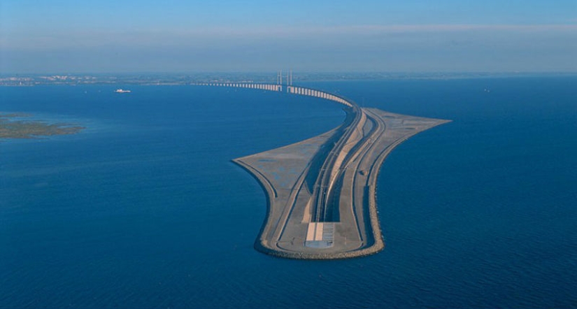 Amazing bridge turns into a tunnel connecting Denmark and Sweden