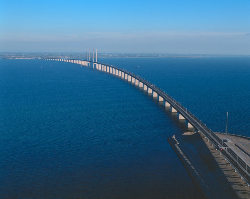 Amazing bridge turns into a tunnel connecting Denmark and Sweden