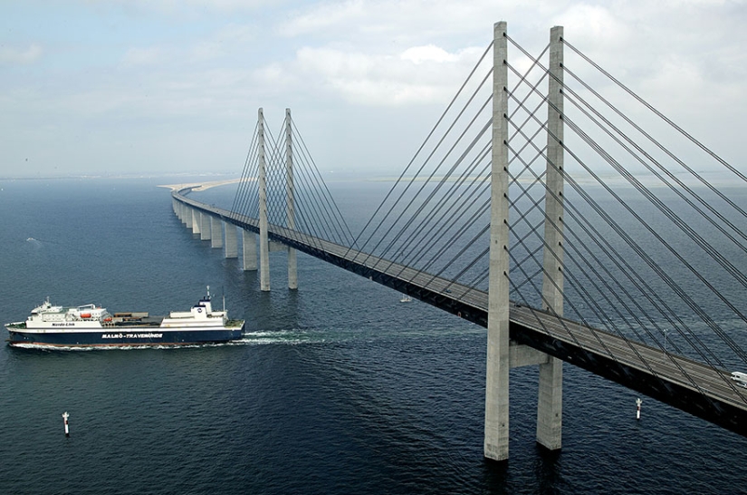 Amazing bridge turns into a tunnel connecting Denmark and Sweden