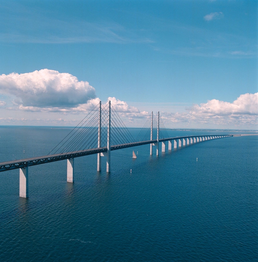 Amazing bridge turns into a tunnel connecting Denmark and Sweden