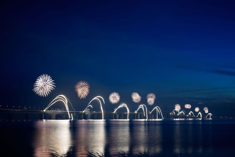 Amazing bridge turns into a tunnel connecting Denmark and Sweden