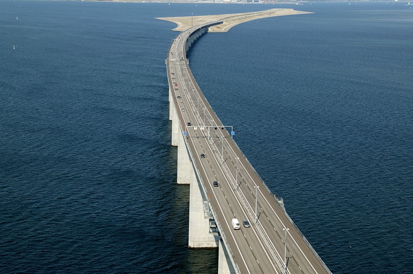 Amazing bridge turns into a tunnel connecting Denmark and Sweden