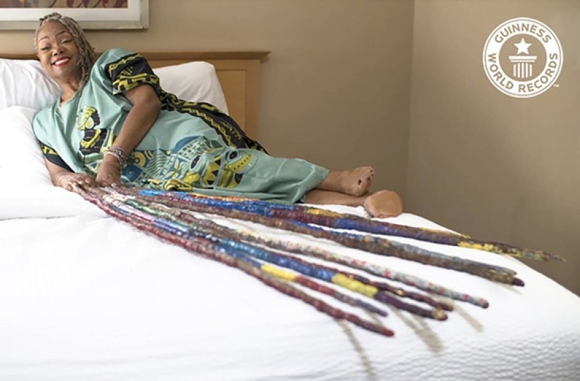 American with uniquely long nails set a record