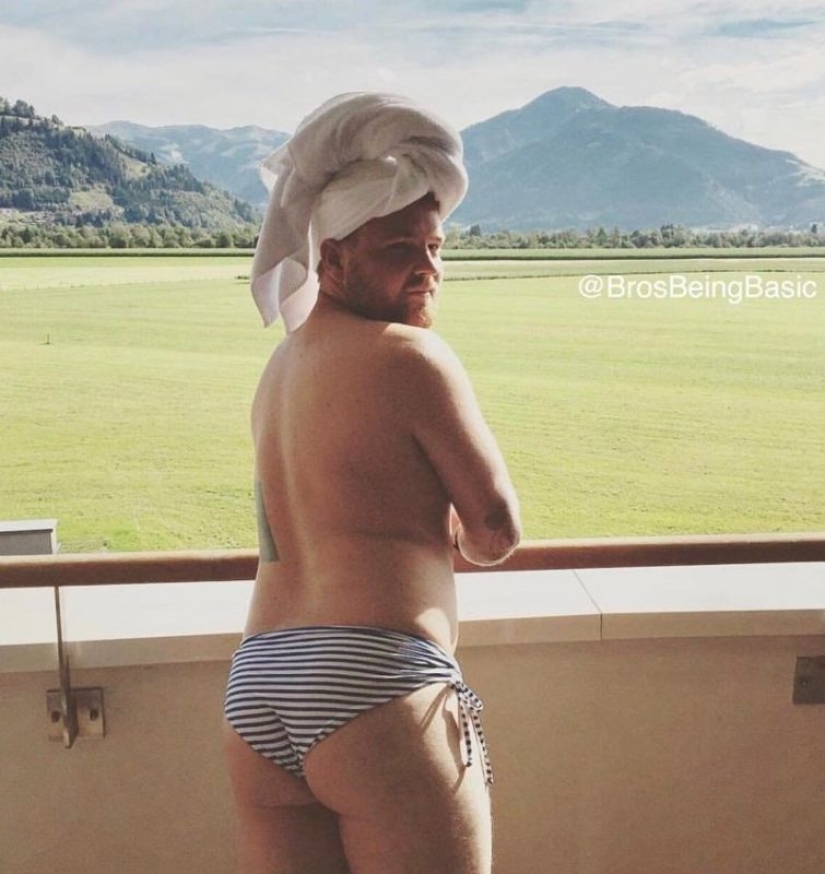 Amigos hicieron una parodia de las fotos típicas de las niñas de Instagram Amigos hicieron una parodia de las fotos típicas de las niñas de Instagram