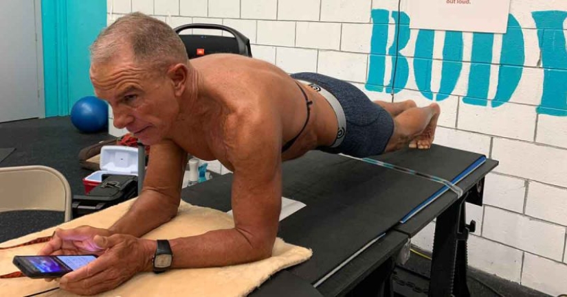 An American at 62 years old set a record by standing for more than 8 hours in the bar
