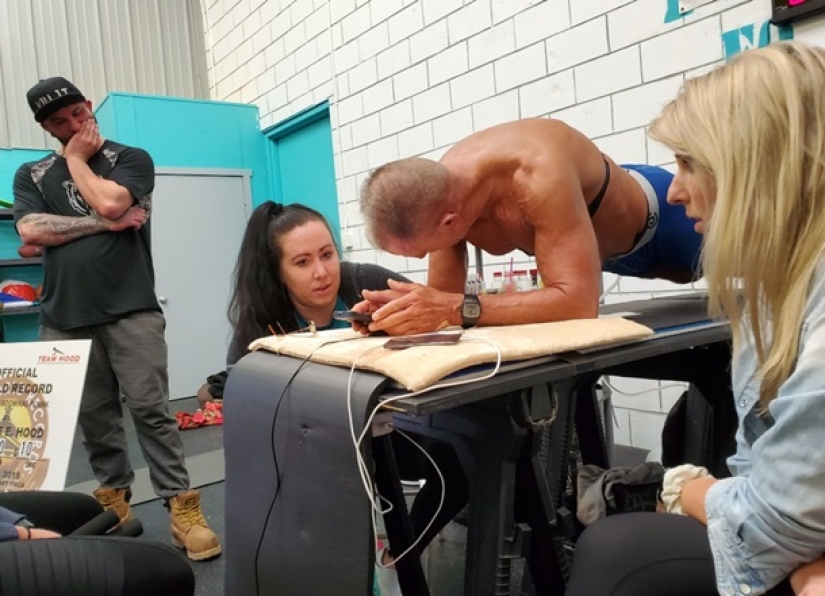An American at 62 years old set a record by standing for more than 8 hours in the bar