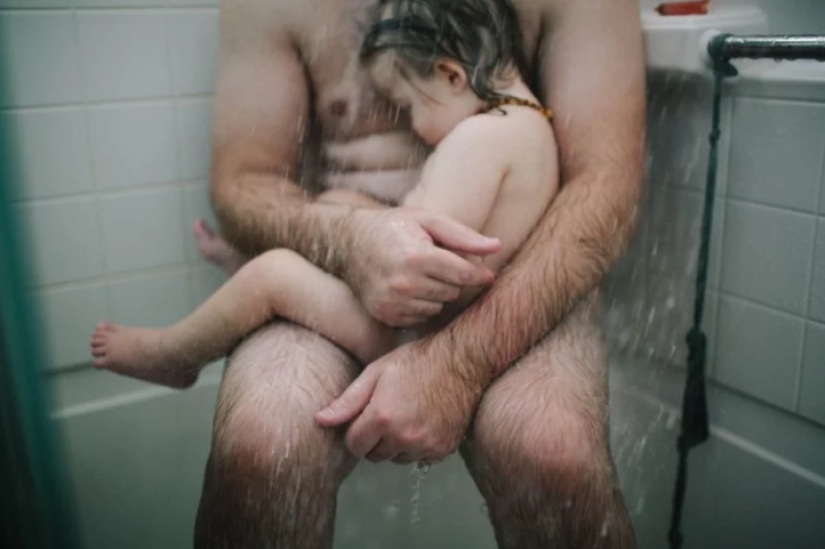 An American woman posted a photo of her husband with a young son in the shower, and now she is awaiting trial