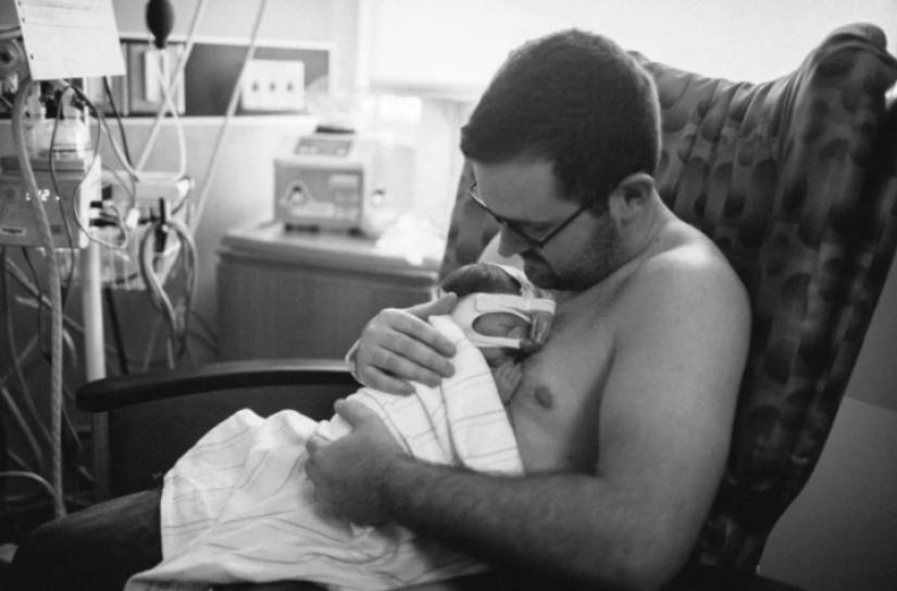 An American woman posted a photo of her husband with a young son in the shower, and now she is awaiting trial