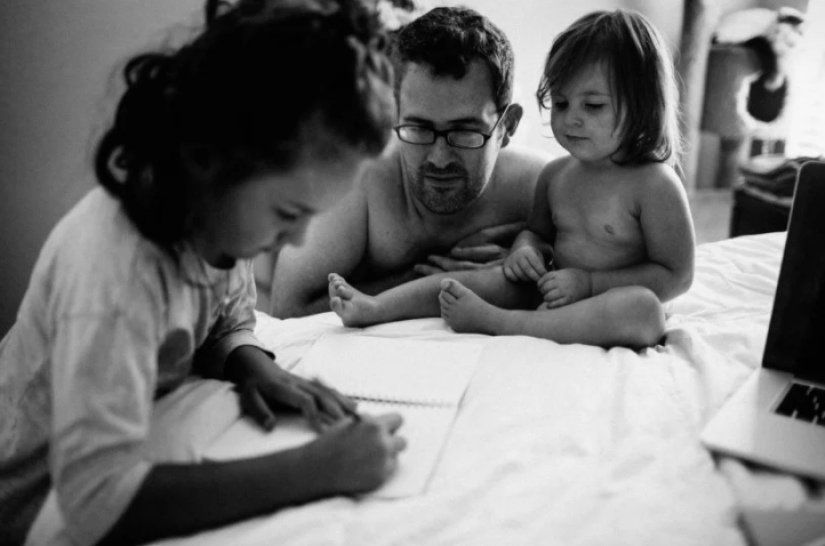 An American woman posted a photo of her husband with a young son in the shower, and now she is awaiting trial