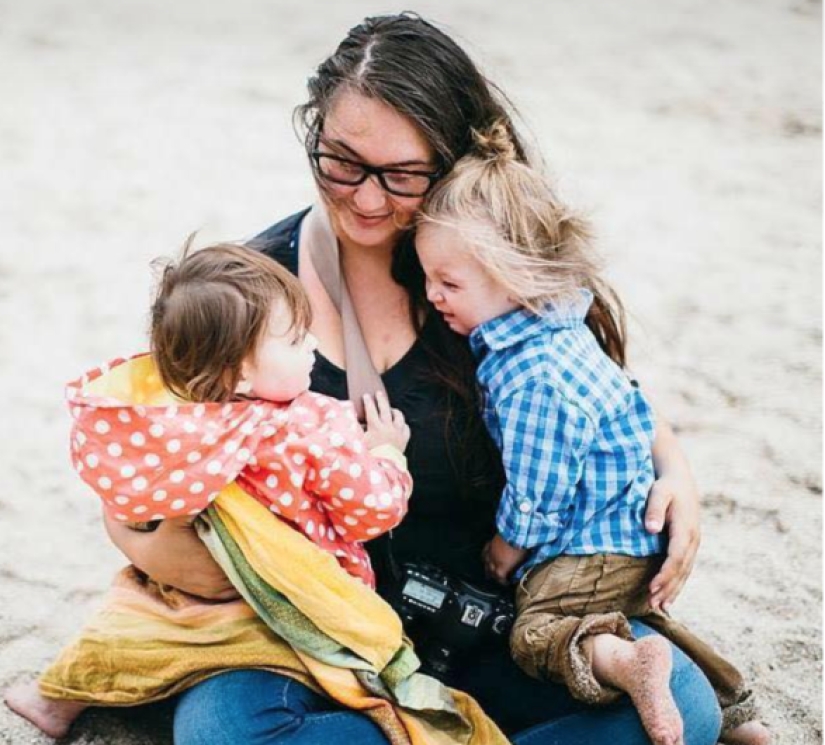 An American woman posted a photo of her husband with a young son in the shower, and now she is awaiting trial