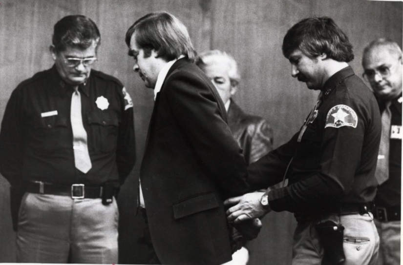 An American woman befriended her mother's killer to find out the truth about her death An American woman befriended her mother's killer to find out the truth about her death