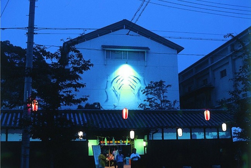 An artist who paints with a shadow An artist who paints with a shadow