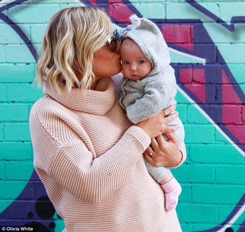 An Australian woman undressed, speaking out against the fashion for a quick recovery of the figure after childbirth An Australian woman undressed, speaking out against the fashion for a quick recovery of the figure after childbirth