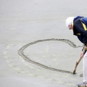 An elderly Briton was so persistently looking for school love that he was put on trial An elderly Briton was so persistently looking for school love that he was put on trial