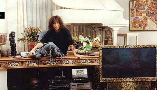 An epic thread with Valery Leontiev's outfits and interiors in the same style appeared on Twitter