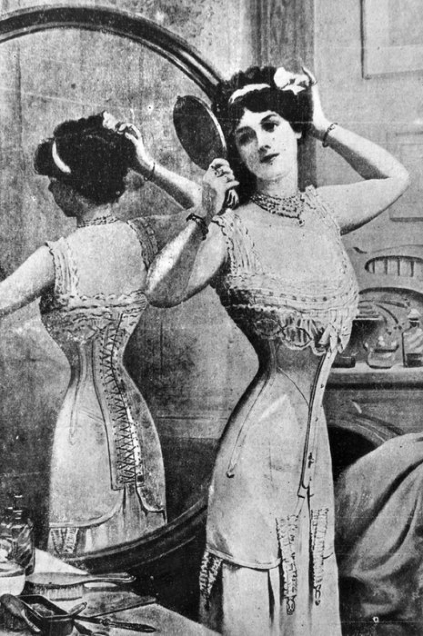 An excursion into the terrible trends of the past: from a "limping" skirt to a dog accessory
