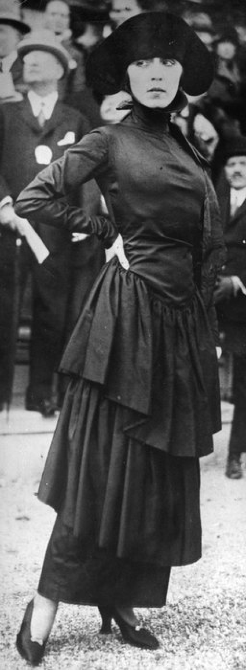 An excursion into the terrible trends of the past: from a "limping" skirt to a dog accessory