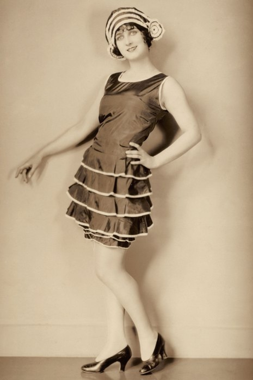 An excursion into the terrible trends of the past: from a "limping" skirt to a dog accessory