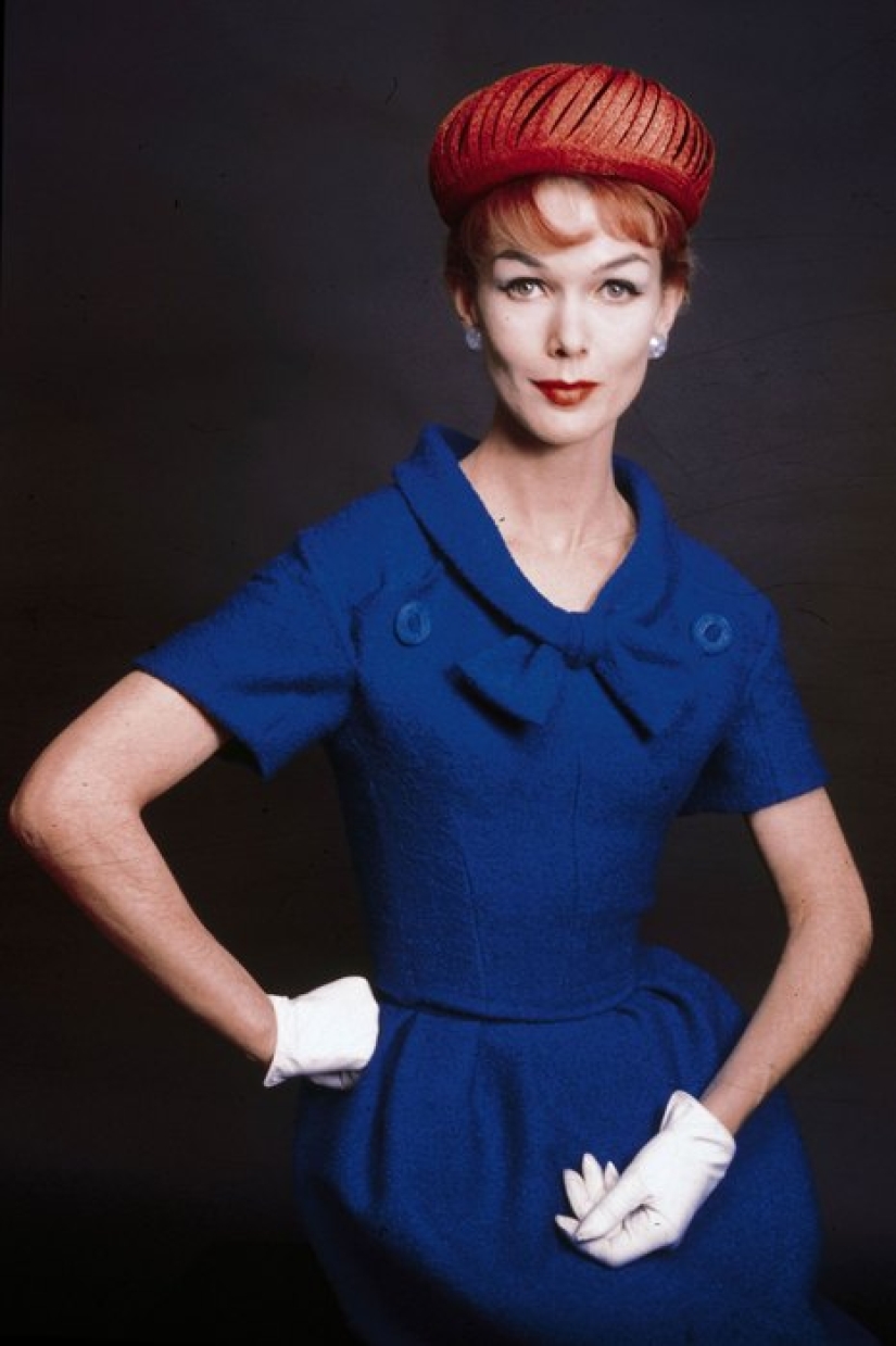 An excursion into the terrible trends of the past: from a "limping" skirt to a dog accessory
