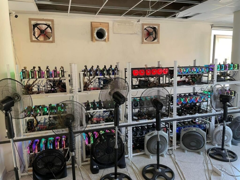 An expensive farm for mining cryptocurrencies burned down due to penny savings An expensive farm for mining cryptocurrencies burned down due to penny savings