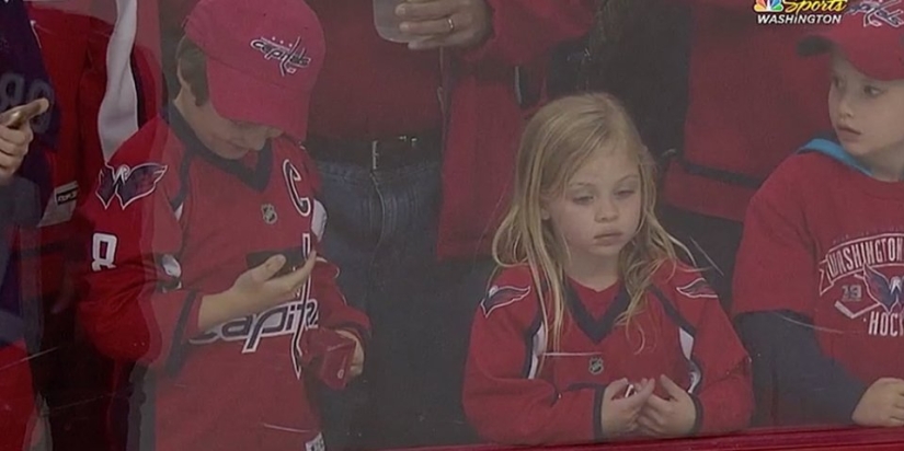 An NHL hockey player stubbornly tried to give a little girl a puck. It turned out the third time An NHL hockey player stubbornly tried to give a little girl a puck. It turned out the third time