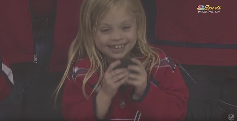 An NHL hockey player stubbornly tried to give a little girl a puck. It turned out the third time An NHL hockey player stubbornly tried to give a little girl a puck. It turned out the third time