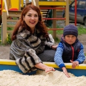 An official who gave sand to children was scolded online