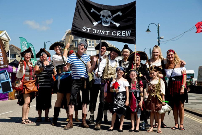 Anchor down their throats: drunken pirates prevented a British city from setting a world record Anchor down their throats: drunken pirates prevented a British city from setting a world record