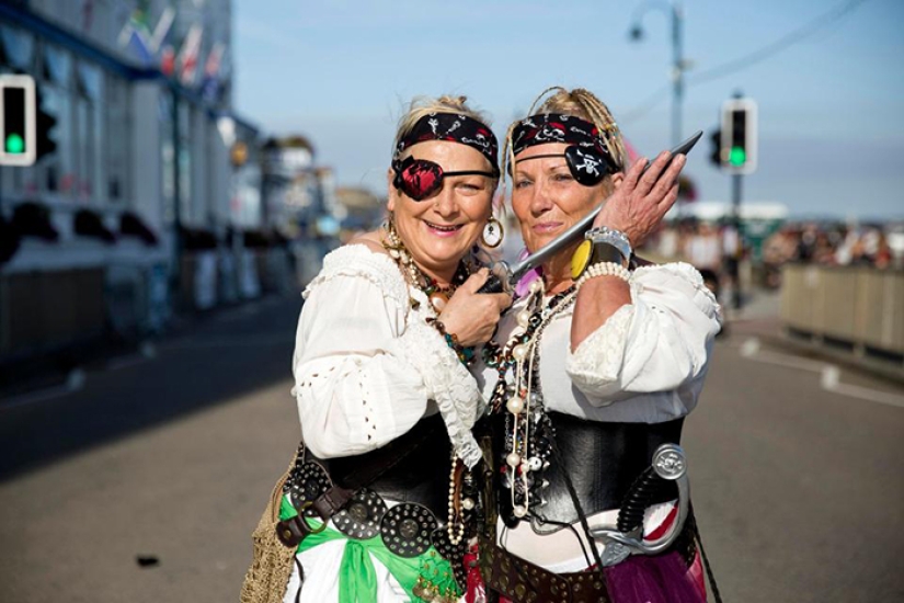 Anchor down their throats: drunken pirates prevented a British city from setting a world record Anchor down their throats: drunken pirates prevented a British city from setting a world record