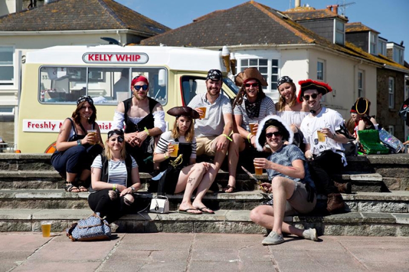 Anchor down their throats: drunken pirates prevented a British city from setting a world record Anchor down their throats: drunken pirates prevented a British city from setting a world record