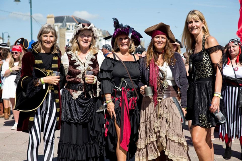 Anchor down their throats: drunken pirates prevented a British city from setting a world record Anchor down their throats: drunken pirates prevented a British city from setting a world record