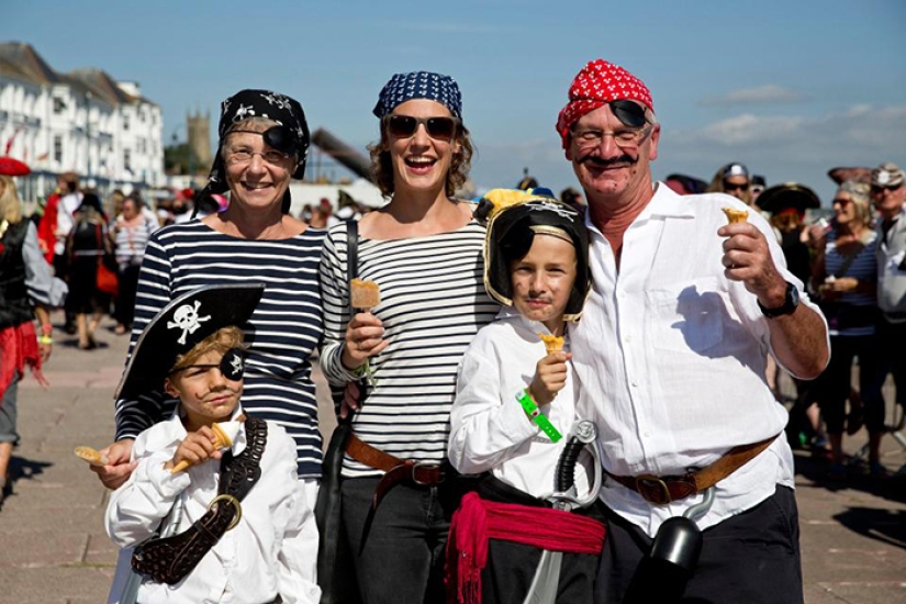 Anchor down their throats: drunken pirates prevented a British city from setting a world record Anchor down their throats: drunken pirates prevented a British city from setting a world record