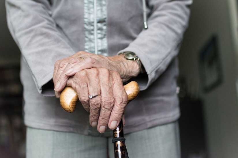 Ancianos japoneses usan exoesqueletos para seguir trabajando